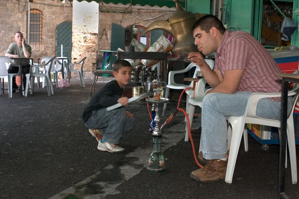 MLADI U SRBIJI NAVUČENI NA OPASNI TREND! Svi klinci puše nargilu, NI NE ZNAJU ŠTA ONA RADI ORGANIZMU