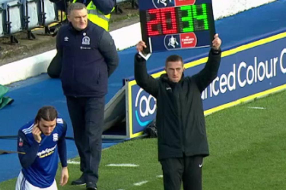 HRVAT JE NAJGORA IZMENA U ISTORIJI FUDBALA: Za 98 sekundi je ušao u igru, napravio penal i dobio crveni karton!