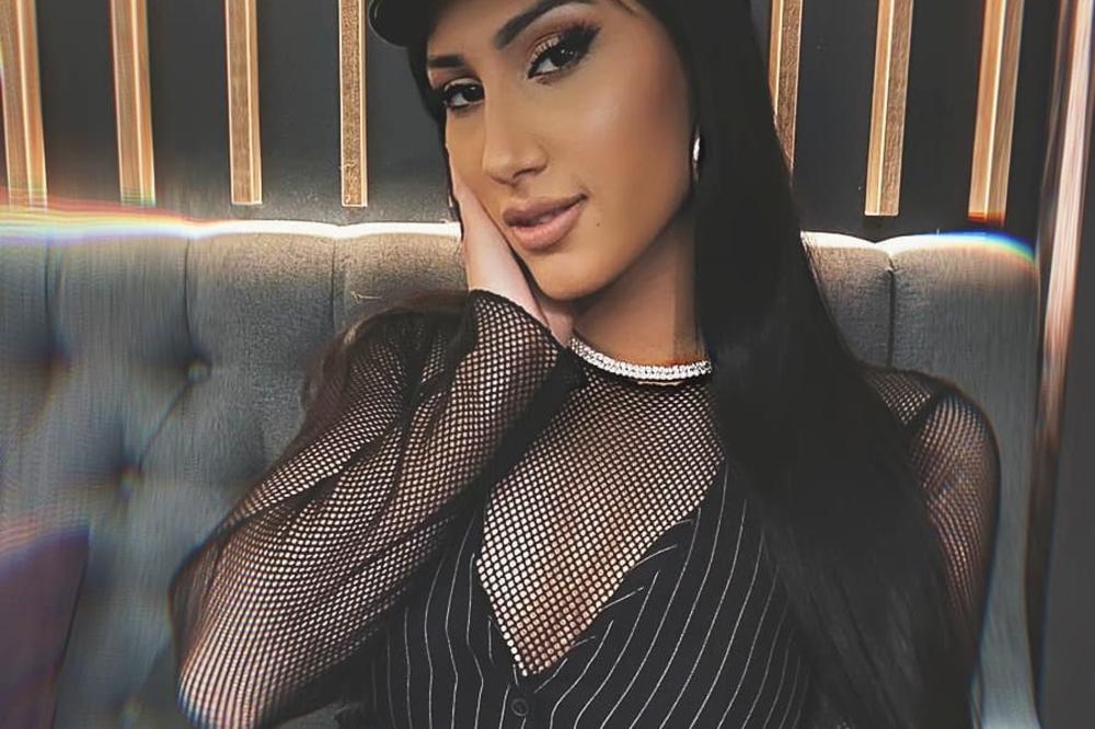 NEĆETE ZNATI GDE PRE DA GLEDATE!ŠLIC NA POGREŠNOJ STRANI:Angelina obukla nikad BEZOBRAZNIJU haljinu,ISPALA ZADNJICA