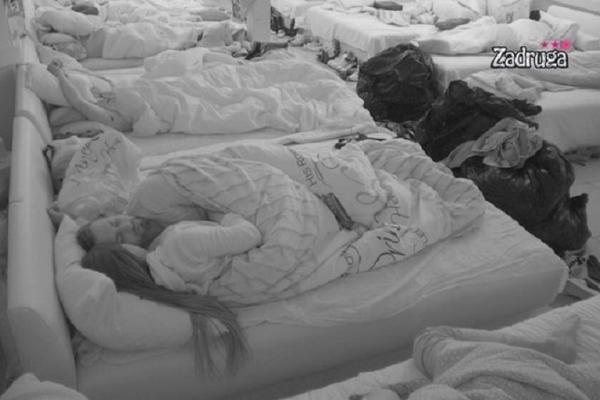 NIKAD ŽEŠĆI KEKS NIJE VIĐEN U ZADRUZI! Dragana i Edo RAZVALILI krevet pred PUNOM SOBOM!