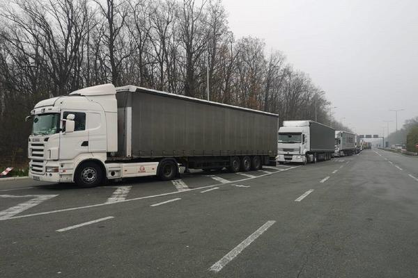 PROTEST NA GRANIČNOM PRELAZU EVZONI: Grčki vozači kamiona nezadovoljni novim ograničenjima!