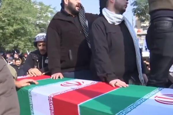 TELO UBIJENOG IRANSKOG KOMADANTA STIGLO U IRAN: Kovčeg su umotali u zastavu, a svira vojni orkestar! (VIDEO)