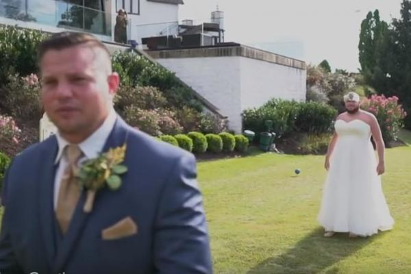 MLADOŽENJA NESTRPLJIVO ČEKAO FOTOGRAFISANJE SA MLADOM: Ono što mu je kum priredio nateralo mu je suze na oči!