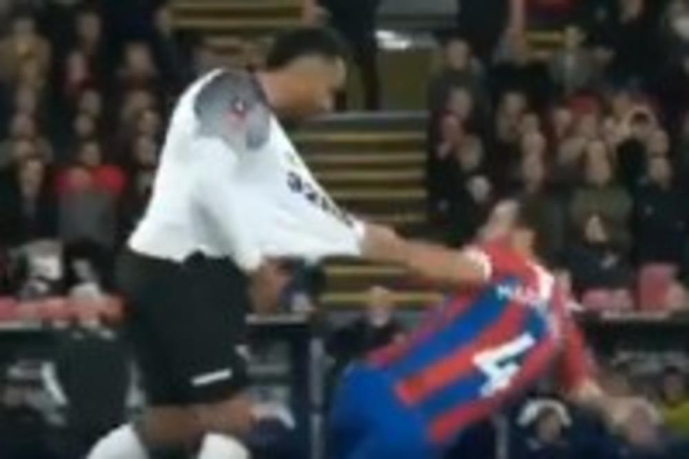 MILIVOJEVIĆ KAKVOG JOŠ NISMO VIDELI: Tuča Srbina i Engleza usred utakmice - naseo je na mučke provokacije!