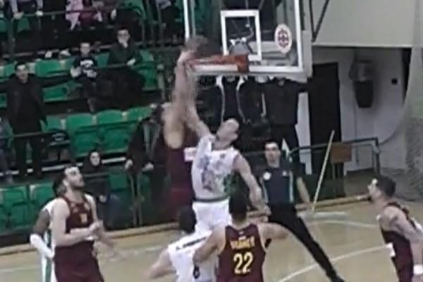 SRPSKA KOŠARKA OVO NE PAMTI: Krenuo da zakuca sekundu pre kraja, dobio blokadu kroz obruč - sudije izvršile zločin!
