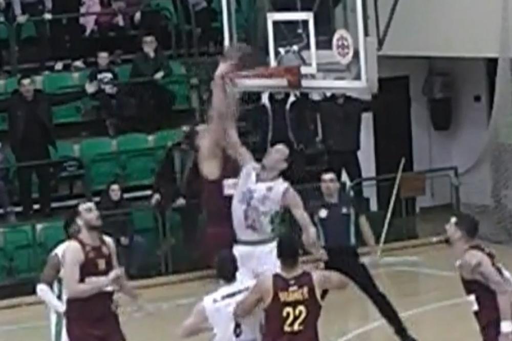 SRPSKA KOŠARKA OVO NE PAMTI: Krenuo da zakuca sekundu pre kraja, dobio blokadu kroz obruč - sudije izvršile zločin!