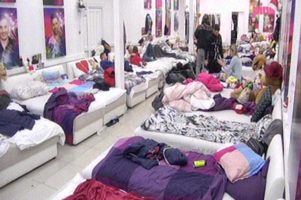 KAKVA JE OVO VEŠTICA... Milica Kemez ponovo grli i ljubi Kendija! (VIDEO)