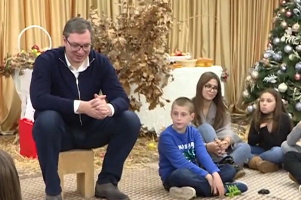 VUČIĆ UGOSTIO DECU IZ HRVATSKE I DAO IM PAKETIĆE: Poručio im je da čuvaju srpski jezik! (VIDEO)
