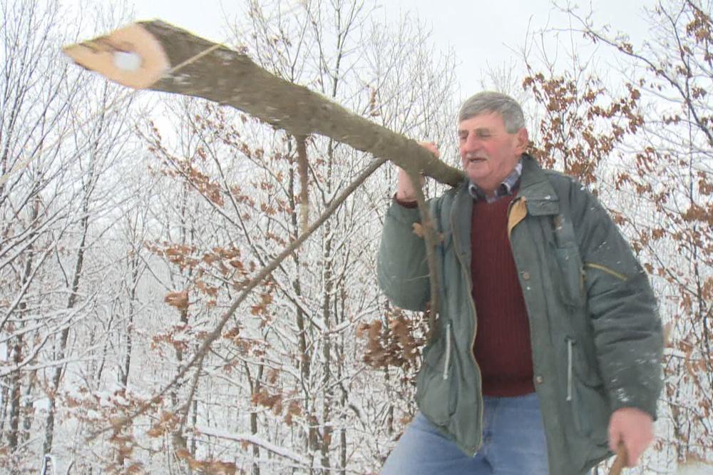 SNEG I VETAR NEĆE SPREČITI TADIJU DA ISPOŠTUJE SRPSKE OBIČAJE! Ovaj domaćin seče drvo samo sa ISTOČNE STRANE