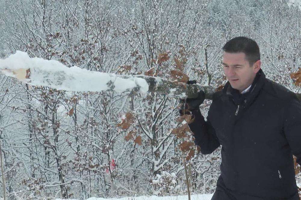 OD ONOGA KO PRVI UĐE U KUĆU SUTRA ZAVSI KAKVA ĆE VAM BITI GODINA: Crkva otrkrila da li ŽENA može da bude POLOŽAJNIK