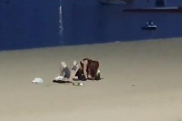 PAR JE IMAO ŽESTOK SE*S NA PLAŽI! Njih je snimila NADZORNA KAMERA, a njihova reakcija je ŠOKIRALA SVET! (VIDEO)