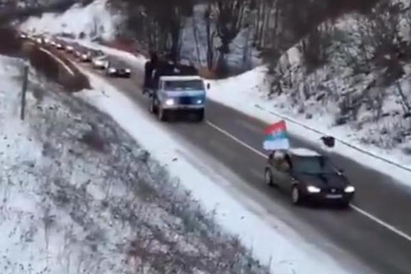 OVAKO PRAVOSLAVNI VERNICI SLAVE BADNJI DAN U CRNOJ GORI: Sa srpskom zastavom u koloni krenuli na seču BADNJAKA!