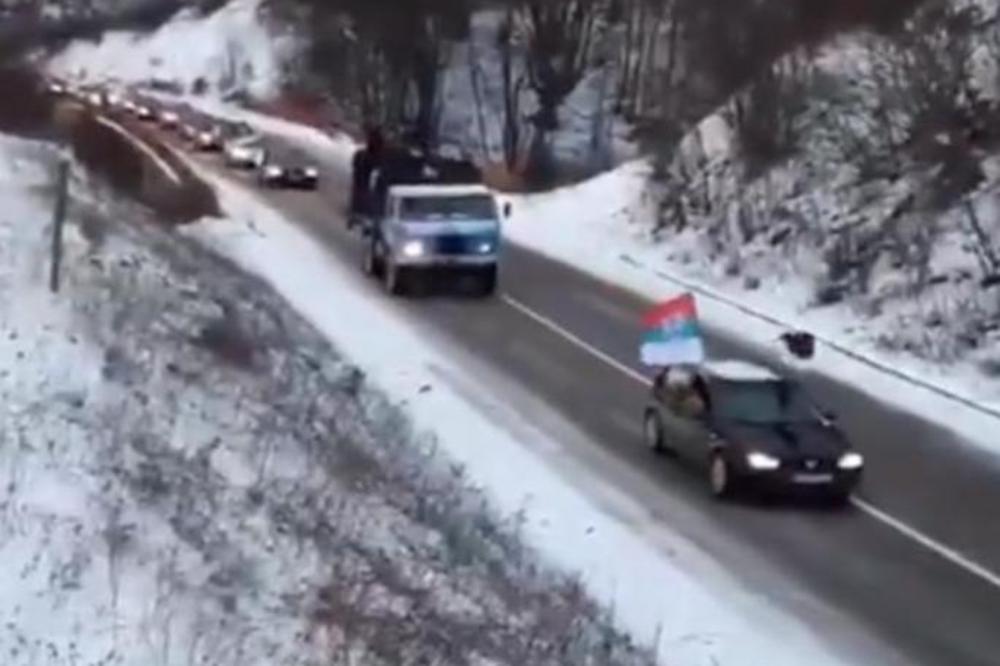 OVAKO PRAVOSLAVNI VERNICI SLAVE BADNJI DAN U CRNOJ GORI: Sa srpskom zastavom u koloni krenuli na seču BADNJAKA!