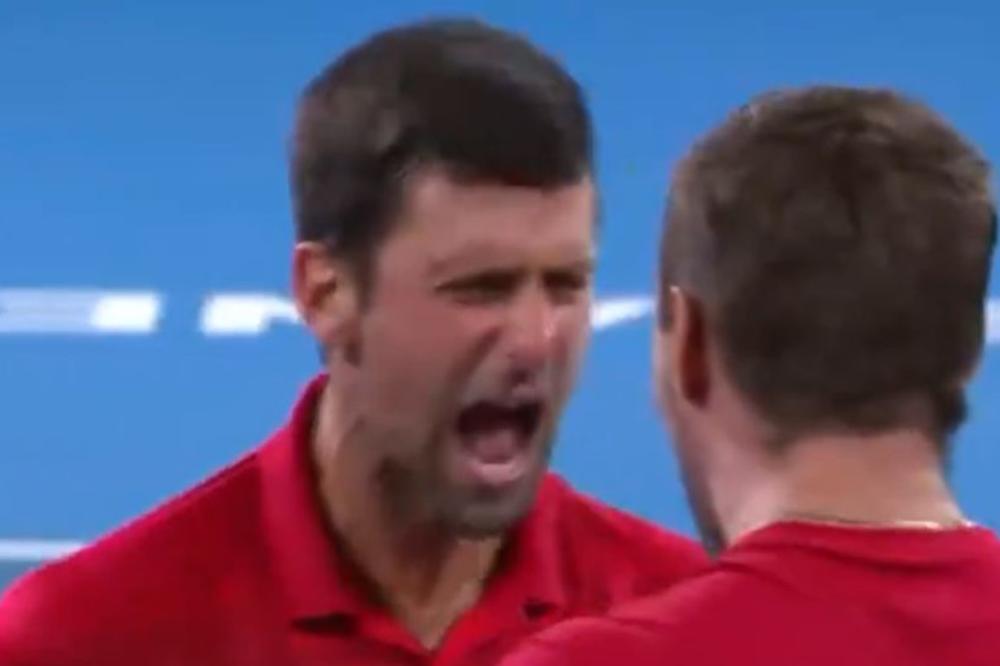 OVAKO SRBI SLAVE: Novak mahao badnjakom nakon veličanstvene pobede, pa poveo navijanje i zapevao čuvenu pesmu!