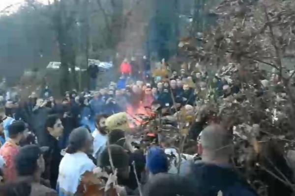 PALE SE BADNJACI NA CETINJU UZ KORDON POLICIJE: Ovo je atmosfera u Crnoj Gori, SNIMAK KRUŽI MREŽAMA! (VIDEO)