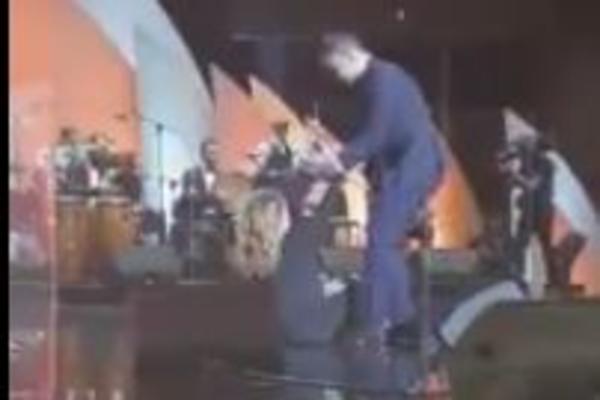 DEBELA PEVAČICA NARODNE MUZIKE PALA NA SCENI! Ceo svet se smeje ovom snimku! (VIDEO)