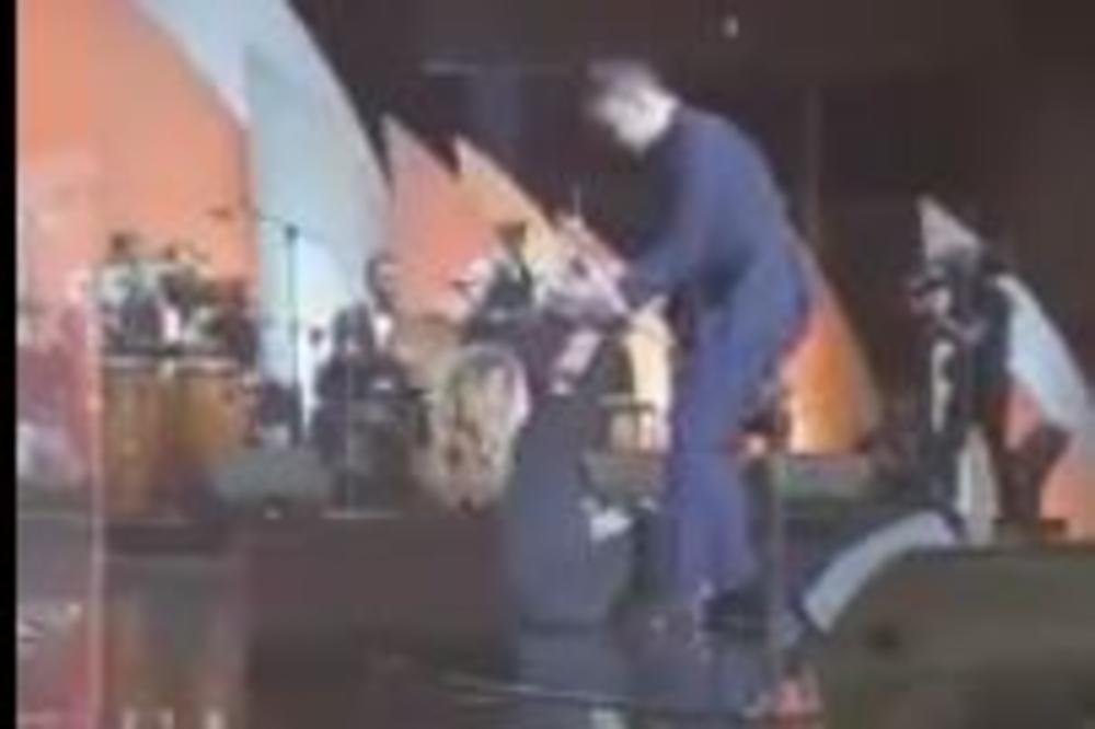 DEBELA PEVAČICA NARODNE MUZIKE PALA NA SCENI! Ceo svet se smeje ovom snimku! (VIDEO)