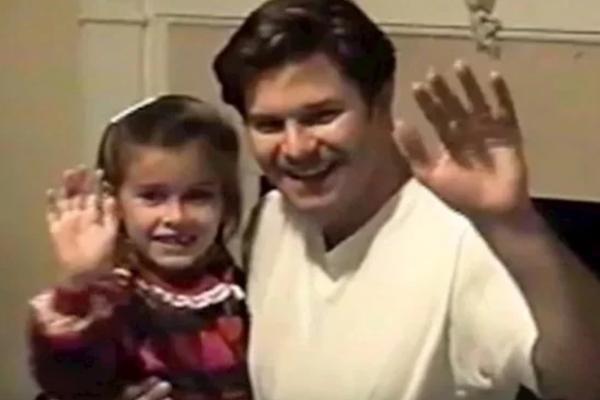 CEO ŽIVOT JE PLESAO SA NJOM: Ovaj OTAC je na venčanju svoje ĆERKE pokazao nešto što ju je RASPLAKALO (VIDEO)