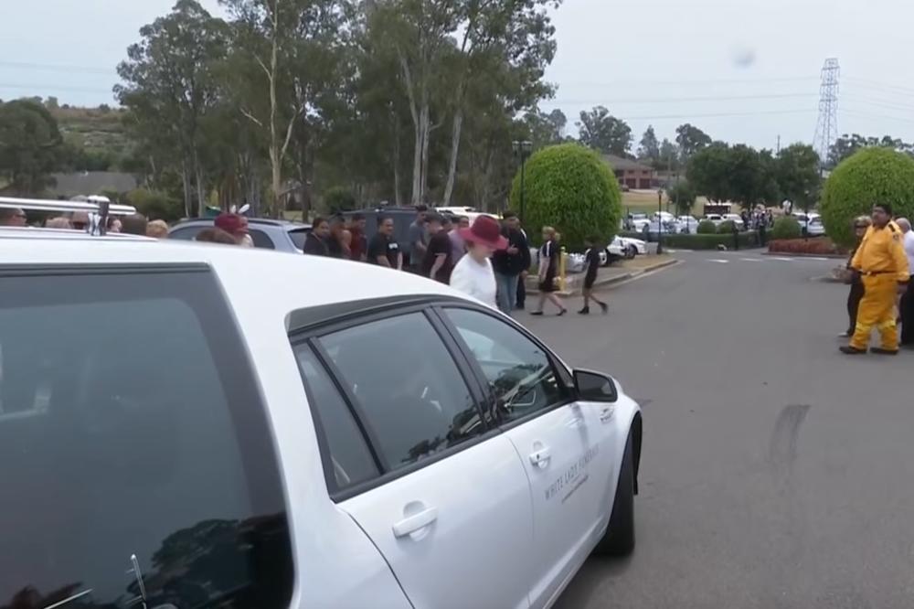 AUSTRALIJSKI VATROGASAC STRADAO JE U POŽARU: Njegova čerkica je na sahrani uradila nešto zbog čega je svet ućutao