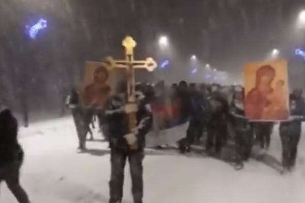 SVI SE PITAJU KO JE HRABRI SRBIN KOJI JE NOSIO KRST PO MEĆAVI: Sad je otkriven njegov identitet! (VIDEO)