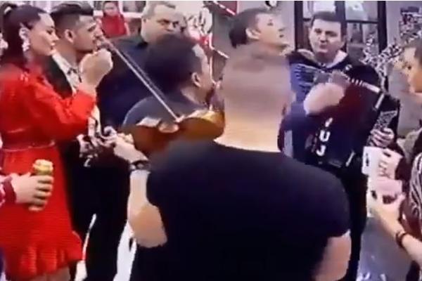 GLEDAOCI ZGROŽENI! Milica Kemez na Božić gleda ko od MUSLIMANA jede prasetinu i ko deli česnicu! (VIDEO)