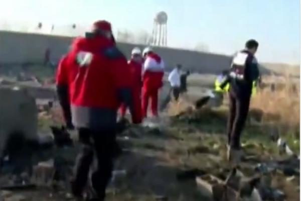 SPASIOCI SKUPLJAJU LEŠEVE NAKON PADA UKRAJINSKOG AVIONA U IRANU: Ovi SNIMCI su UŽASNI (UZNEMIRUJUĆI VIDEO)