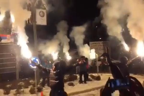 POGLEDAJTE KAKO SU SRBI U NOVOM PAZARU PROSLAVILI BOŽIĆ: 3 prsta, BAKLJE i HRISTE BOŽE (VIDEO)