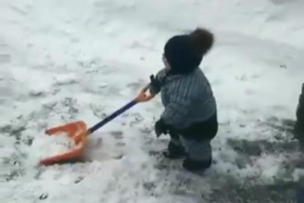 CRKLE MU BATERIJE: Snimku sa ovim detetom SMEJU SE MILIONI LJUDI! (VIDEO)