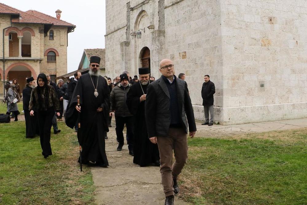 VUČEVIĆ U MANASTIRU KOVILJ: Ne okrećemo glavu na drugu stranu od onih koje se leče od bolesti zavisnosti!