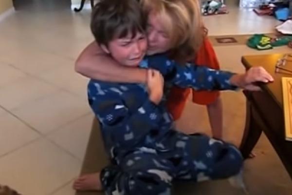 DEČAK JE GODINAMA ŽELEO PSA, A ZA BOŽIĆ GA JE ISPOD JELKE SAČEKALO ŠTENE! Pogledajte njegovu REAKCIJU! (VIDEO)