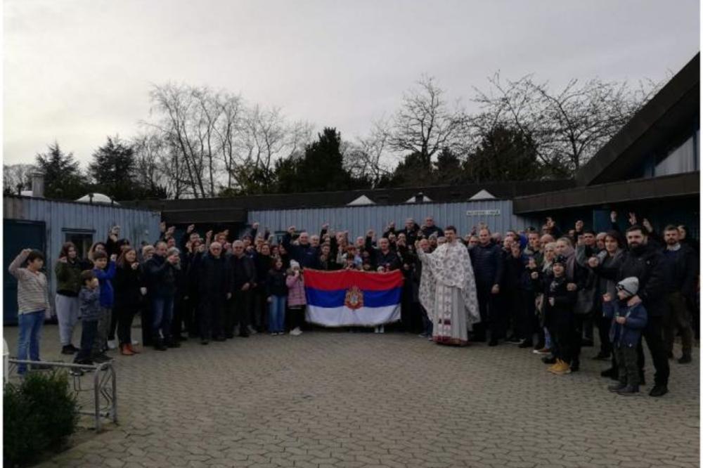 KOPENHAGEN NA NOGAMA: Vernici u Danskoj podržali narod u Crnoj Gori RAZVILA SE SRPSKA ZASTAVA! (FOTO)