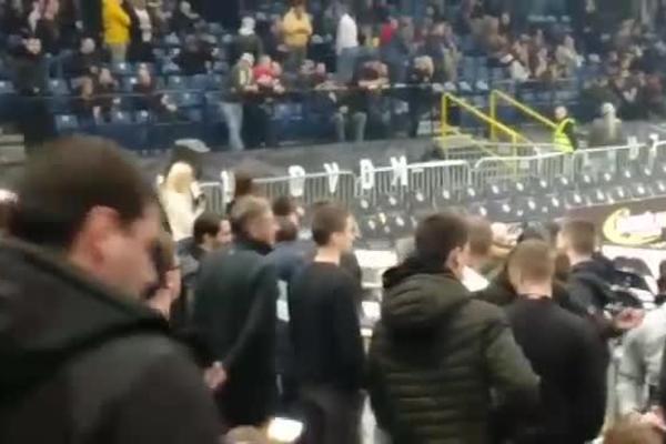 FUDBALERI PARTIZANA STIGLI U ARENU: Vrela devojka jednog od njih je oduvala sve prisutne!