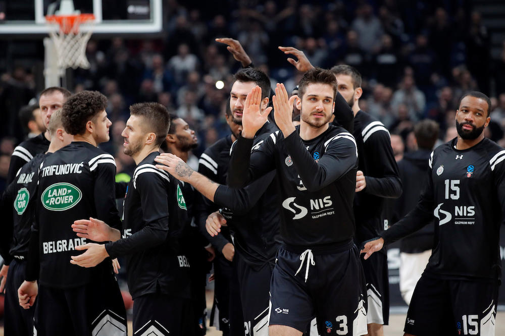 PARTIZAN BACIO GROBARE U REBUS: Slika je objavljena, ali ko je on?