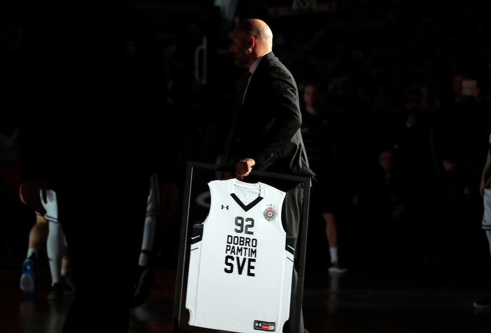 Saša Đorđević sa poklonom koji je dobio pred utakmicu