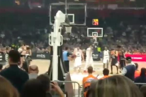 TEODOSIĆ NA METI GROBARA: Navijači rafalnom paljbom po pleju! PALO BRUTALNO VREĐANJE!