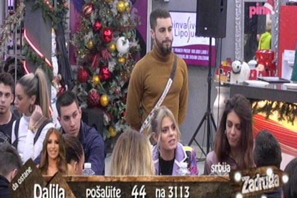 STEFAN KANDIĆ VEĆ ZABORAVIO MILICU KEMEZ: Bacio oko na FATALNU PLAVUŠU! Saterali ga u ćošak!