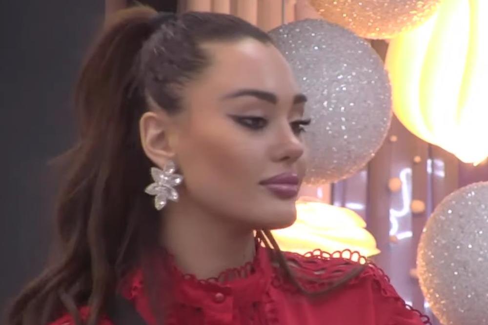 ŠTA SE DEŠAVA SA ANOM KORAĆ? CELO LICE JOJ JE BUKNULO: Kamere usnimile žešće fleke svuda po licu!