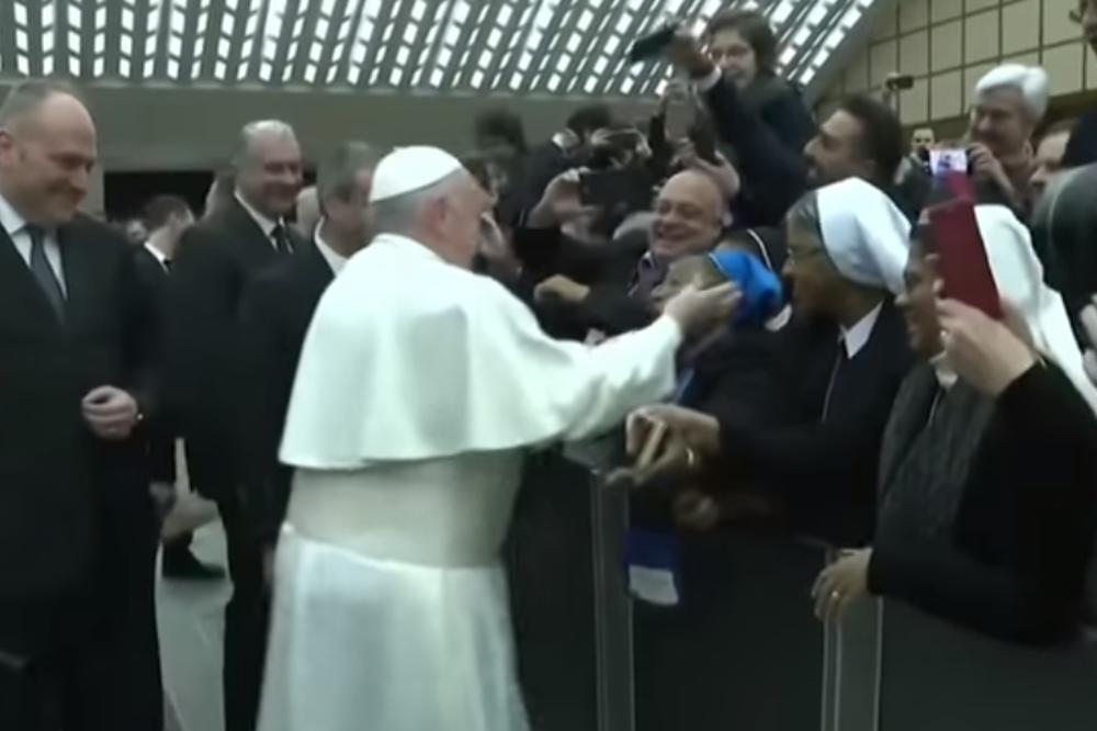 NAKON ŠTO JE UDARIO ŽENU, PAPA FRANJA OPET ŠOKIRAO SVET: Pogledajte šta je uradio ovoj monahinji (VIDEO)