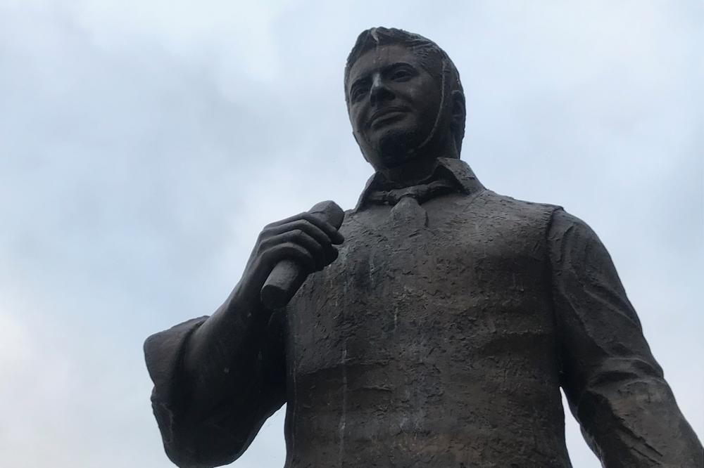 SLIKALI SMO SPOMENIK TOŠETU U SKOPLJU! Primetili smo nešto neobično, da li bi primećujete ISTI DETALJ? (FOTO)