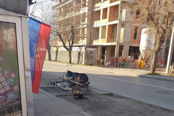 PRASE NA RAŽNJU NASRED ULICE: Centar Banjaluke u čudu! (FOTO)