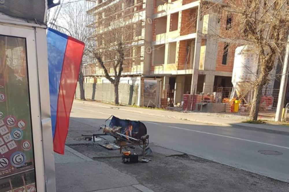 PRASE NA RAŽNJU NASRED ULICE: Centar Banjaluke u čudu! (FOTO)