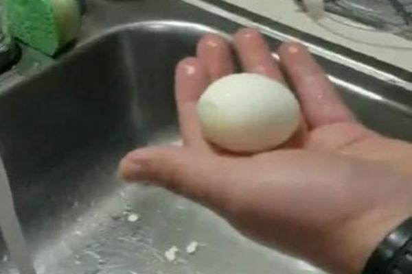 Pokazao je GENIJALAN trik da se jaje oljušti za 10 SEKUNDI! Mnogi su ipak primetili OVAJ PROBLEM (VIDEO)