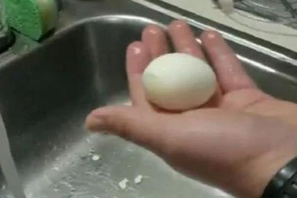 Pokazao je GENIJALAN trik da se jaje oljušti za 10 SEKUNDI! Mnogi su ipak primetili OVAJ PROBLEM (VIDEO)