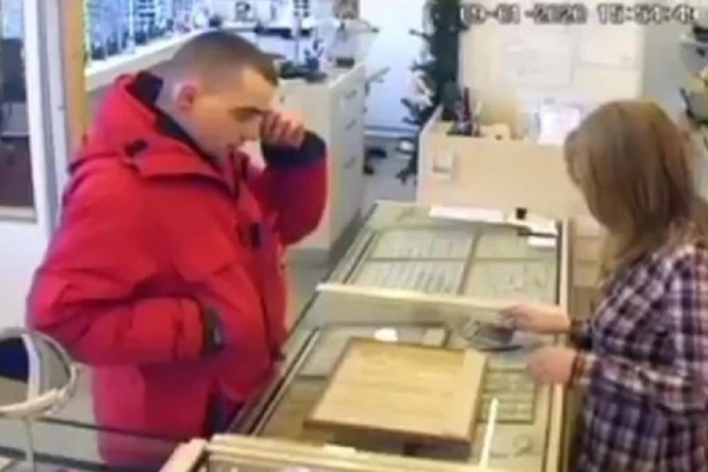 USRED GRADA OPLJAČKANA ZLATARA! Razbio staklo i odneo satove ispred prolaznika!