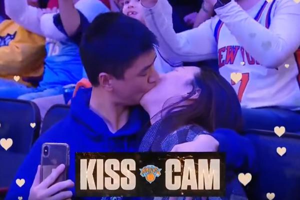 POJEO JOJ JE LICE: Par uhvaćen u poljupcu na utakmici, ZGADILI SU SE SVIMA (VIDEO)