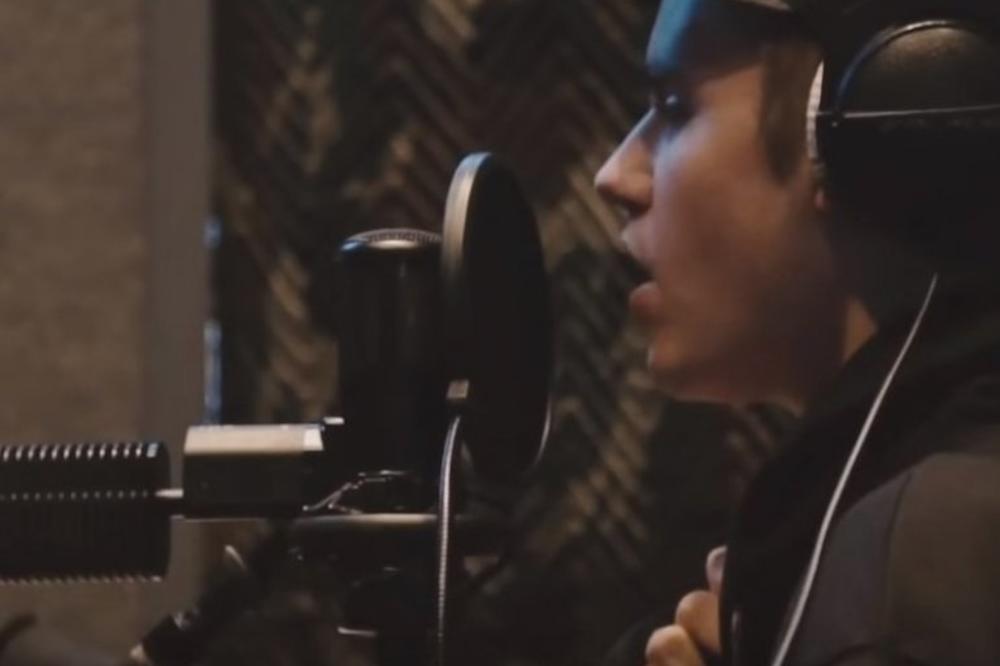 POZNATI PEVAČ BOLUJE OD TEŠKE BOLESTI: Odražava mu se na VID i MOZAK!