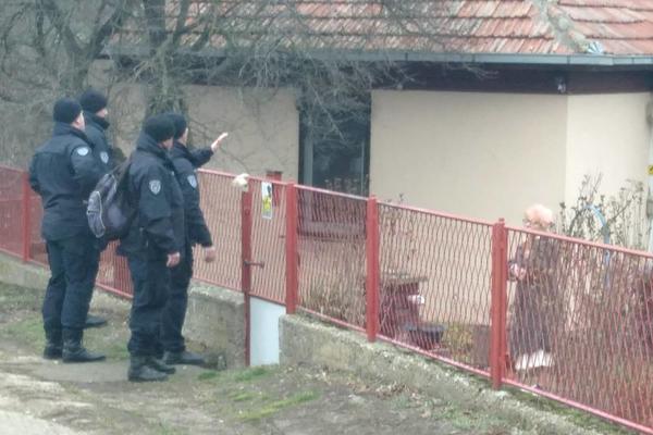 MUŠKARAC PRETI DA ĆE AKTIVIRATI BOMBU! Drama u Beočinu, žandarmerija pokušava da spase građane, U KUĆI I BEBA!