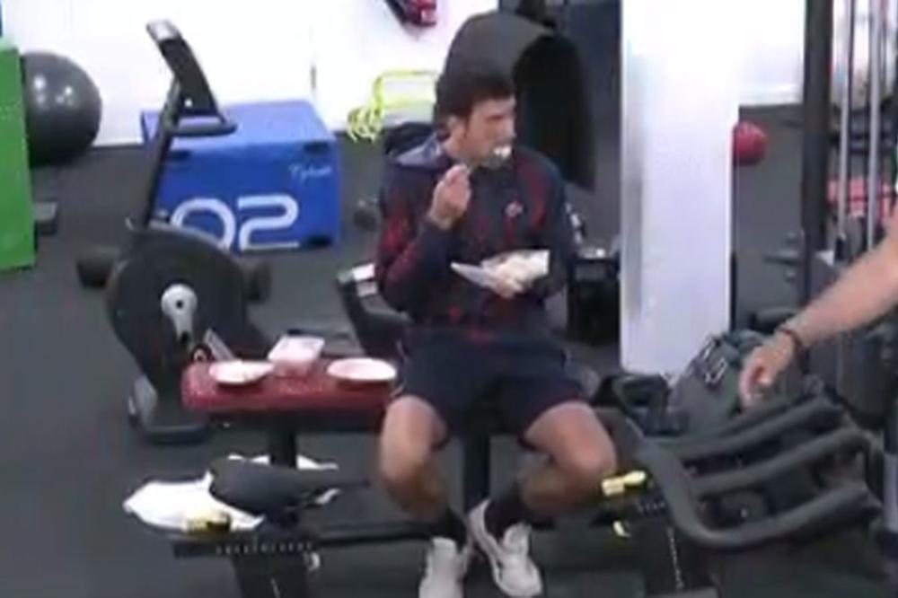 NE DA JE OGLADNEO, NEGO JE BIO GLADAN KAO VUK: Đoković navalio na klopu posle pobede, pojeo sve u 3 zalogaja!