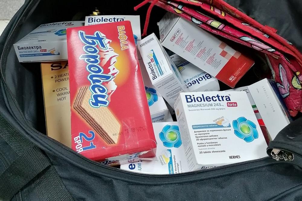 SRPSKI CARINICI SU OTVORILI PAKETE NAPOLITANKI: Ono što su pronašli unutra ih je IZNENADILO (FOTO)