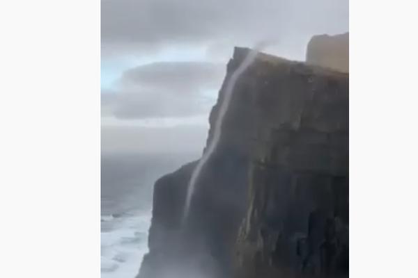 VODA POTEKLA KA NEBU! Formirao se OBRNUTI VODOPAD u neverovatnom prirodnom fenomenu (VIDEO)